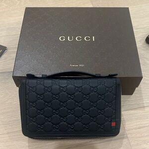 Authentic brand new gucci signature leather travel case